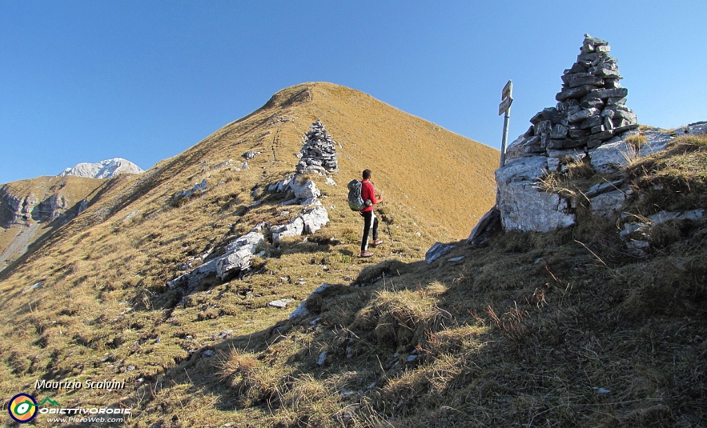 31 Passo degli Omini, proseguo oltre seguendo la facile dorsale....JPG